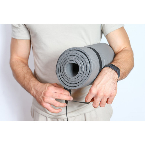 Tapis de yoga OKO - Couleur gris - Modèle avec oeillets pour facilité l'accroche !