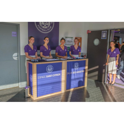 Comptoir d’accueil en bois avec impression personnalisée