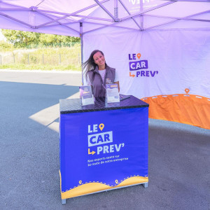 Comptoir d’accueil en aluminium avec impression personnalisée